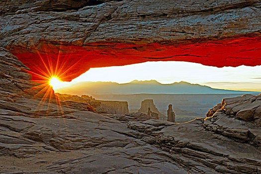 方山石拱,日出,峡谷地国家公园,犹他,美国