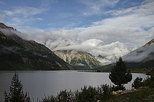 西藏昌都地区八宿县然乌湖