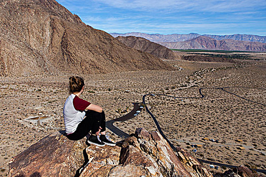 美女,向外看,石头,安萨玻里哥沙漠州立公园,加利福尼亚,美国