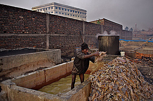 一个,男人,工作,胶,工厂,区域,达卡,城市,孟加拉,十二月,2007年