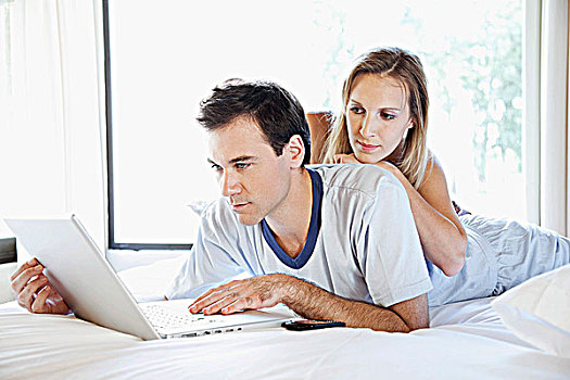 男人,笔记本电脑,妻子,旁侧