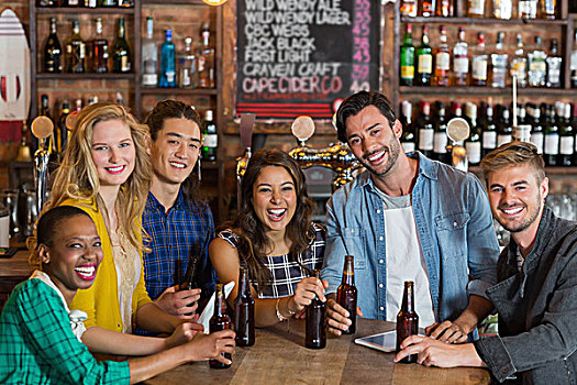 头像,愉悦,年轻,朋友,啤酒瓶,酒吧,站立,桌子
