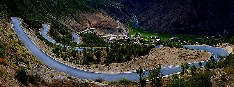 西藏亚丁盘山道