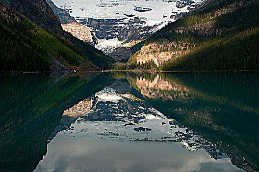 反射,路易斯湖,维多利亚山,班芙国家公园,艾伯塔省,加拿大