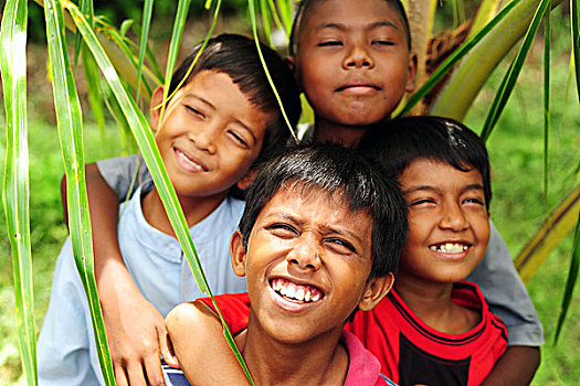 indonesia,sumatra,banda,aceh,group,of,boy,smiling,and,looking,up