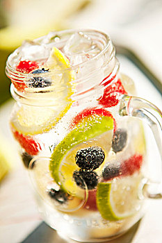 黑莓,蓝莓,树莓,柠檬,旋盖玻璃瓶,苏打,冰