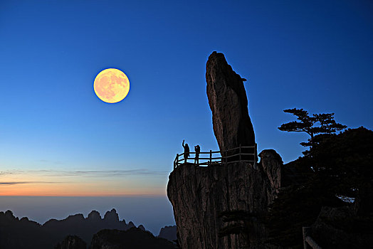 黄山月夜飞来石