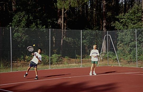 青少年,玩,网球,户外,场地,松树,后面