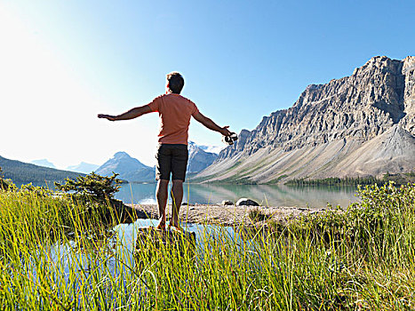 加拿大,艾伯塔省,班芙国家公园,男人,平衡性,原木,湖