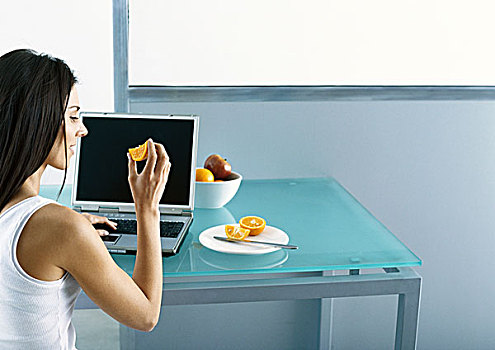 坐,女人,桌子,笔记本电脑,吃,水果
