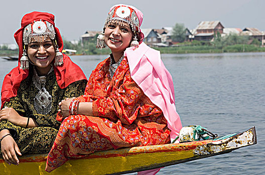 两个女人,坐,微笑,斯利那加,查谟-克什米尔邦,印度