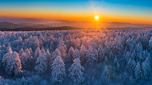 伊春小兴安岭大箐山雪凇日出