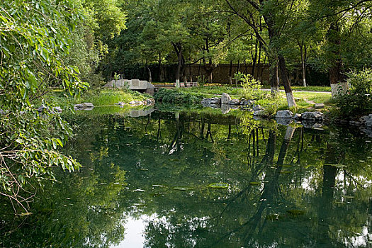 北京大学校园内未名湖区景色