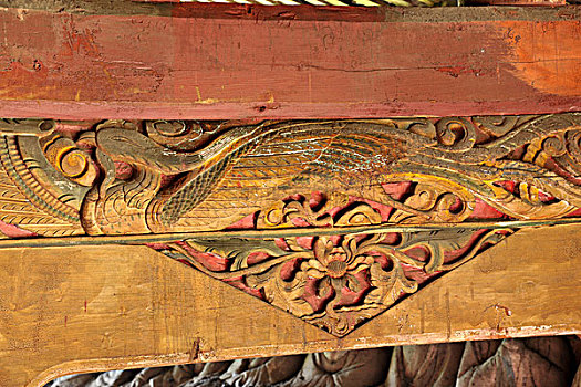 涞滩古镇二佛寺下殿房梁上雕刻的凤凰图案