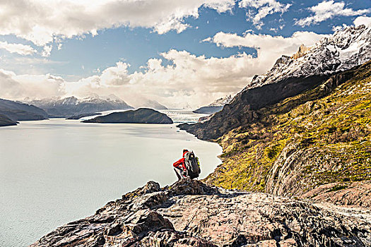 男性,远足,蹲,向外看,上方,灰色,湖,冰河,托雷德裴恩国家公园,智利