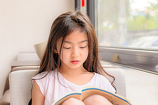 讀書的女孩