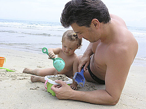 父亲,女儿,海滩,沙子,人,男人,30-40岁,父母,孩子,幼儿,女孩,1-2岁,泳衣,玩具,度假,休闲,夏天,户外,一起,活动,沙滩,海洋