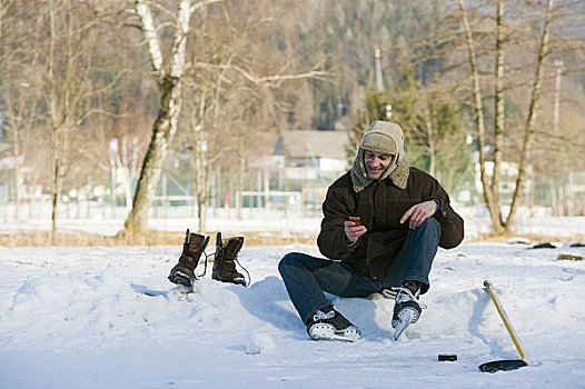男人,坐,滑冰场,看,手机,萨尔茨堡,奥地利