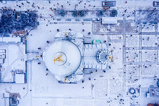 雪中的哈尔滨索菲亚教堂及广场