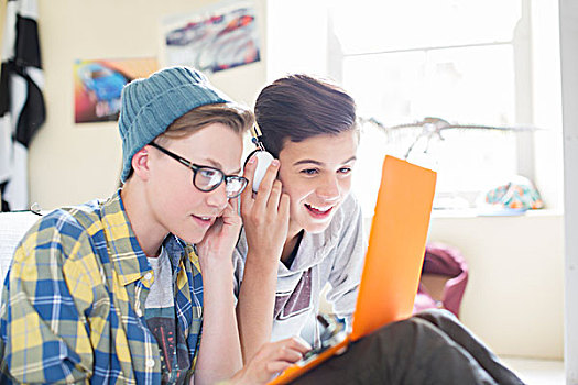 两个,青少年,男孩,分享,笔记本电脑,耳机,房间