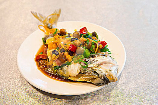 台湾着名的海鲜餐厅,在台北的餐厅蒸海鱼,是一道必备的晚餐菜肴,口感清新细腻
