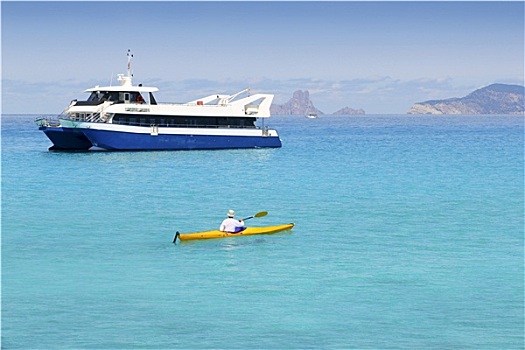 蓝绿色海水,皮筏艇,福门特拉岛,船