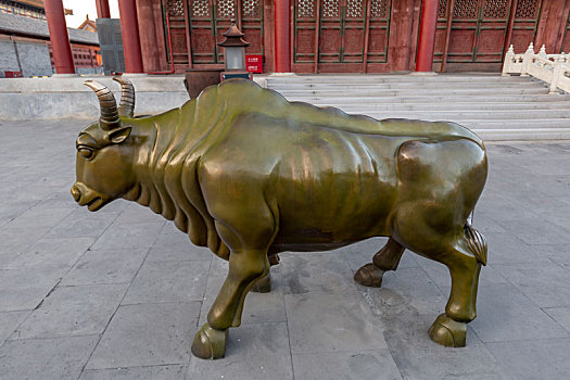 北京故宫箭亭前按照,五牛图,陈列的铜牛