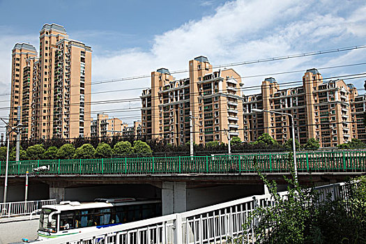 上海市地铁一号线高架桥,高层住宅