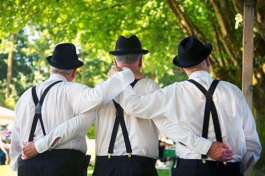 后视图,三个男人,戴着,白色,衬衫,黑色,裤子,背带,帽子,站立,并排,相拥