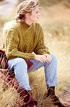 思考,金发女郎,穿,绿色,编织,毛衣,坐,草丛,看别处