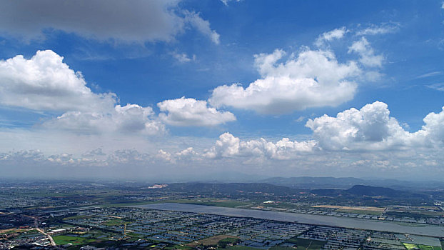 蓝天白云下的惠州