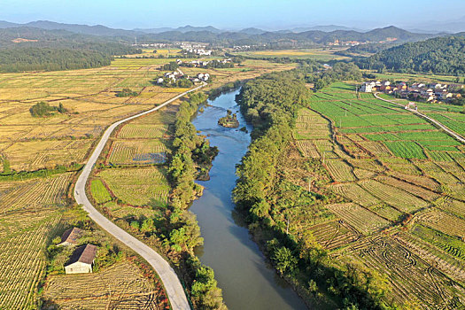 碧水绕村景如画