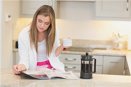 女人,喝咖啡,读,报纸,厨房