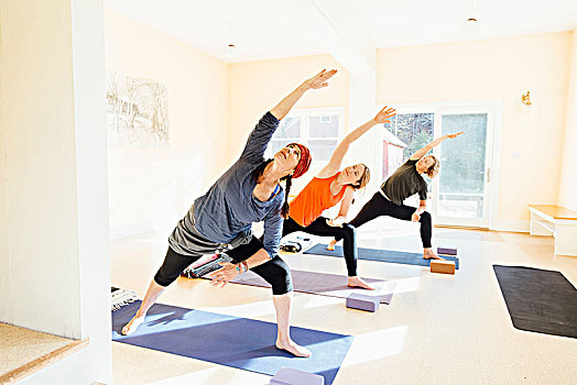 三个女人,练习,侧视图,身体前倾,瑜伽姿势,瑜珈,练功房