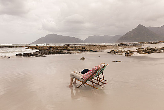 老年,夫妻,放松,手放头后,沙滩椅,海滩