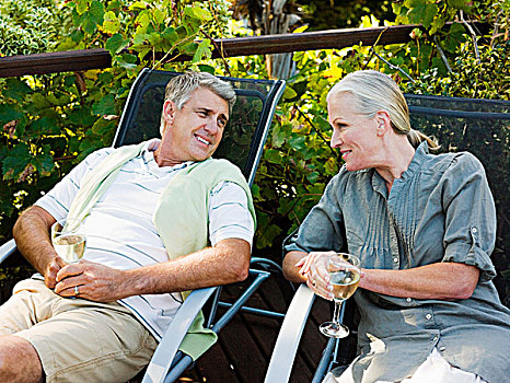 坐,夫妇,花园椅,葡萄酒