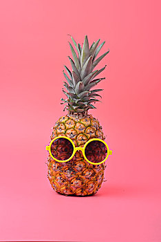 带太阳眼镜的菠萝