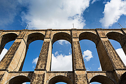 仰拍,石头,拱形,高架桥,蓝天,云,布列塔尼半岛,法国