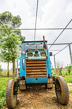 闲置的中型拖拉机,农业机械