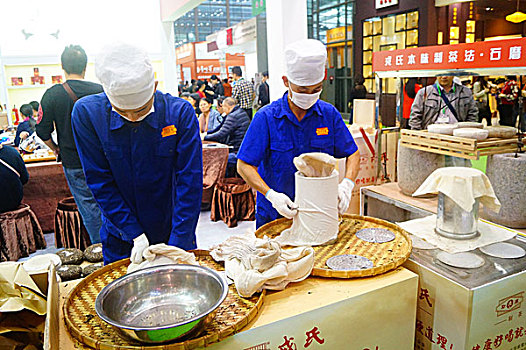 深圳茶博会,传统石磨压制制茶工艺展示