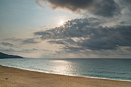 海南的海滨沙滩,蓝天和云朵