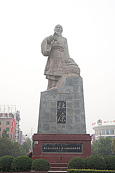 河南洛阳伊川县城的杜康塑像