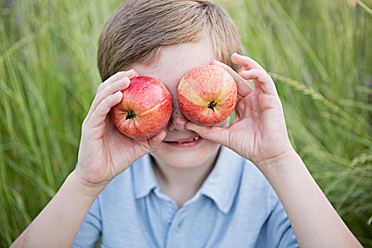 男孩,拿着,两个,红色,外皮,苹果,上方,眼睛