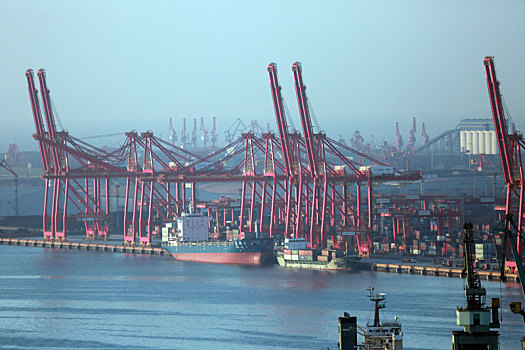 山东省日照市,晨光里的港口生产繁忙有序