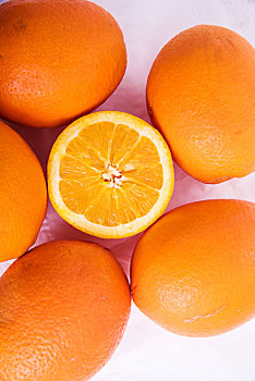白色背景中的橙子特写