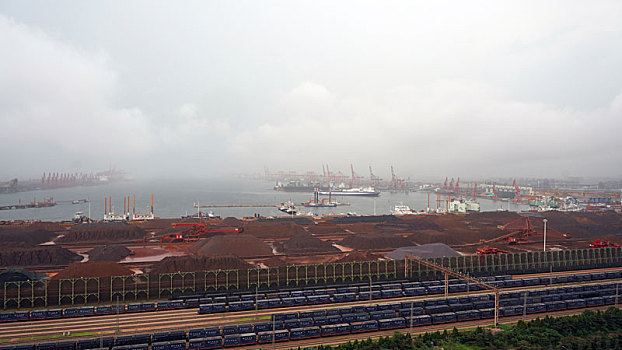 山东省日照市,远洋客轮冒雨驶入港口,阴雨绵绵未能影响港口生产