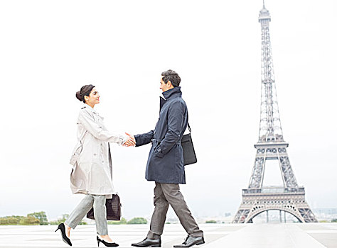 商务人士,握手,靠近,埃菲尔铁塔,巴黎,法国