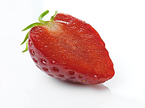 有机,自产,草莓,切片,一半,特写,白色背景