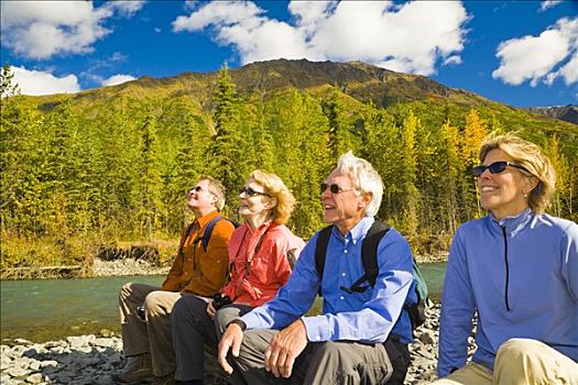 老人,远足者,休息,旁侧,花冈岩,溪流,肯奈半岛,阿拉斯加,秋天