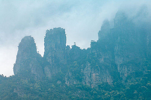 广西金秀圣堂山南山丹霞险峰雾海景观